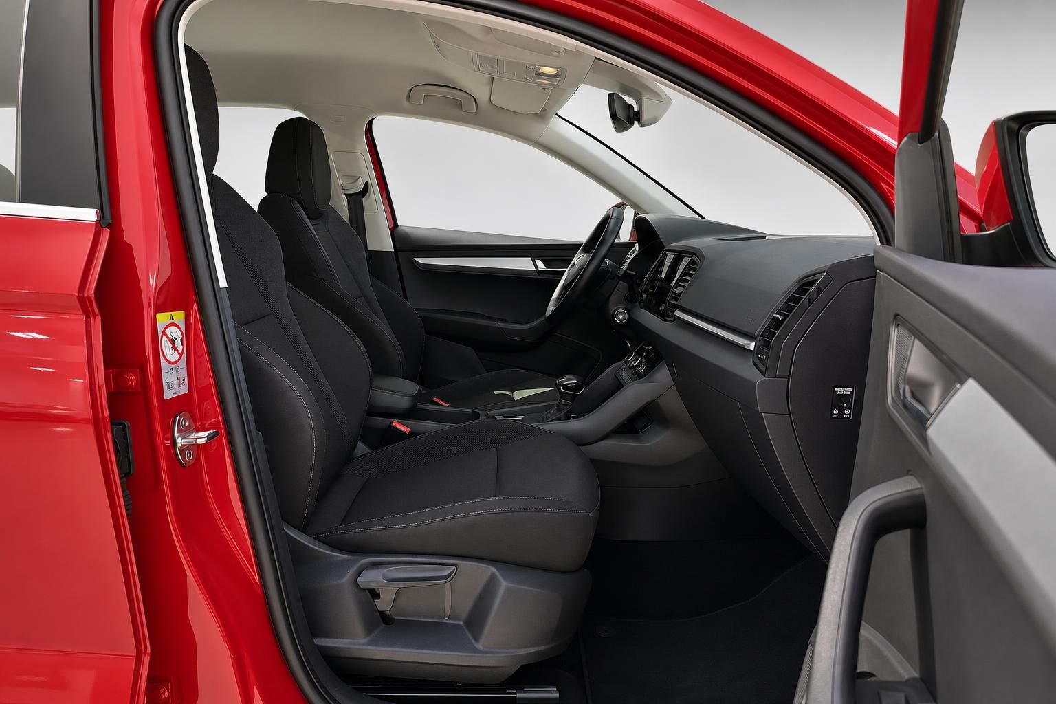 Skoda Innenraum mit schwarzen Sportsitzen und Blick auf Armaturenbrett