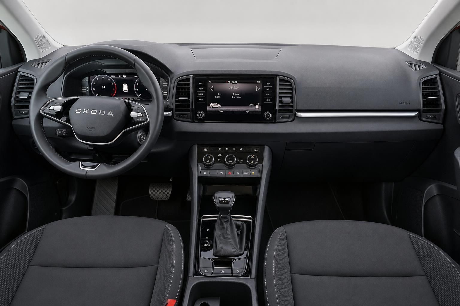 Skoda Cockpit mit Lenkrad Navigationsdisplay und Mittelkonsole