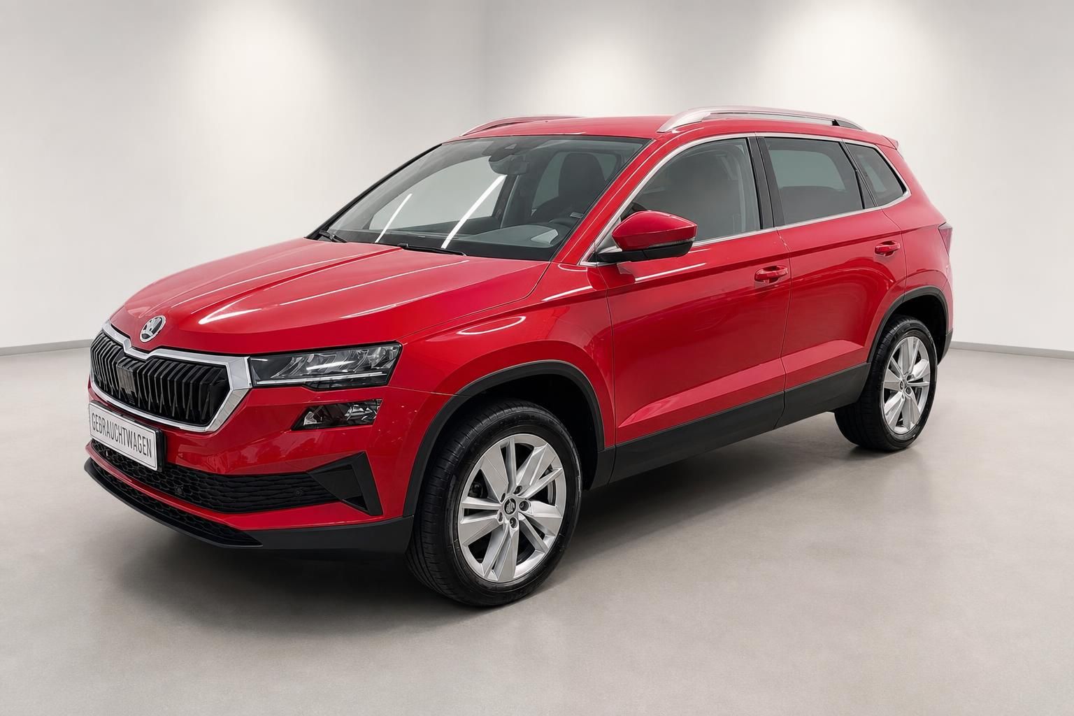 Roter Skoda Karoq SUV Ansicht schraeg vorne Studioaufnahme