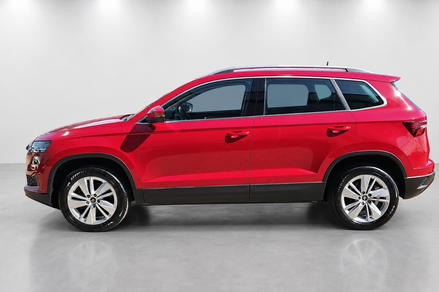 Roter Seat Ateca SUV Seitenansicht Profil im Studio
