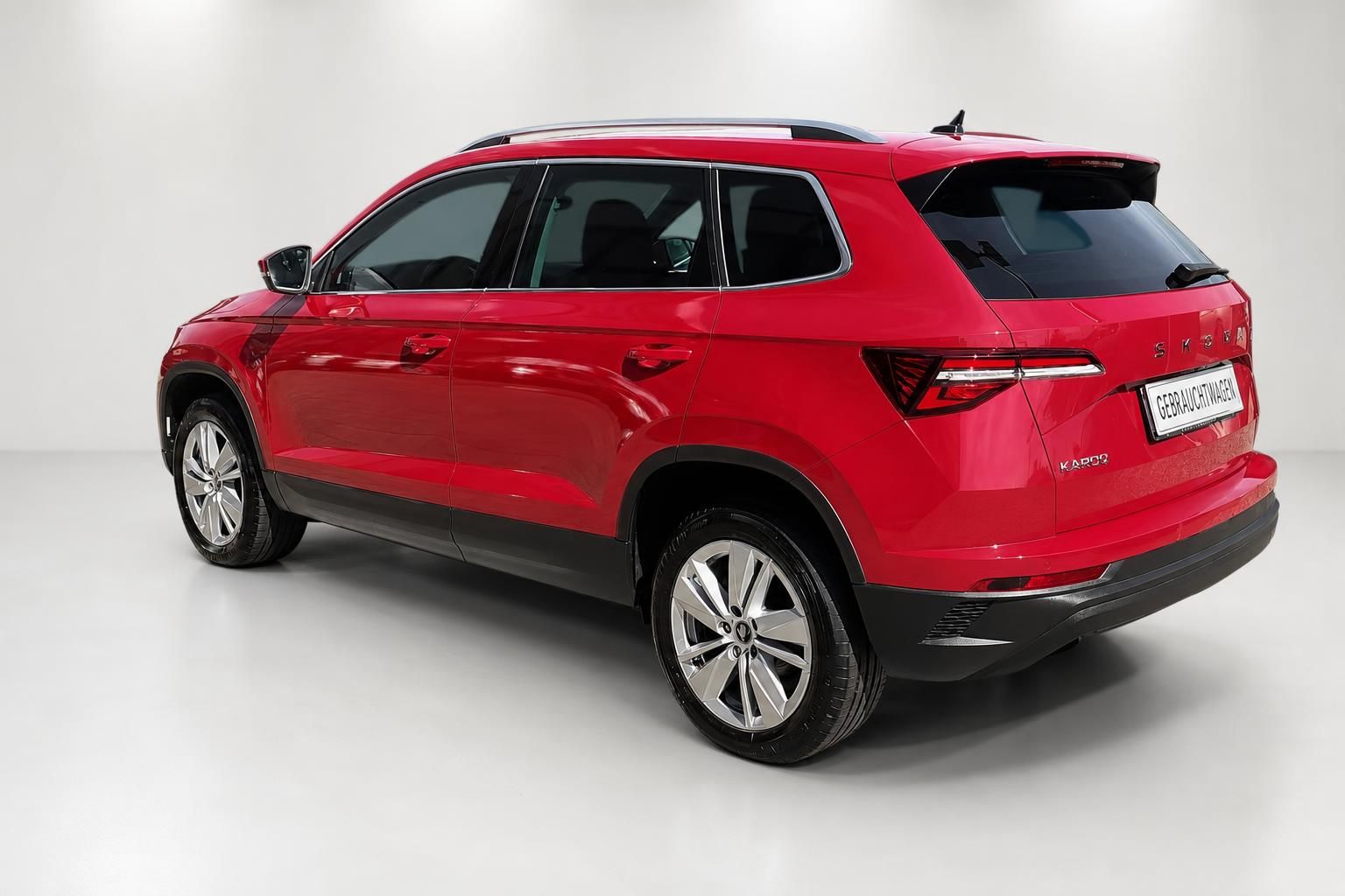 Skoda Karoq in Rot, Heckansicht schräg von hinten links