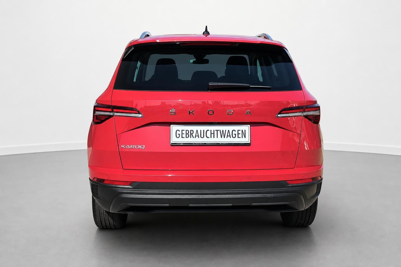 Skoda Karoq in Rot, Heckansicht als Gebrauchtwagen im Studio