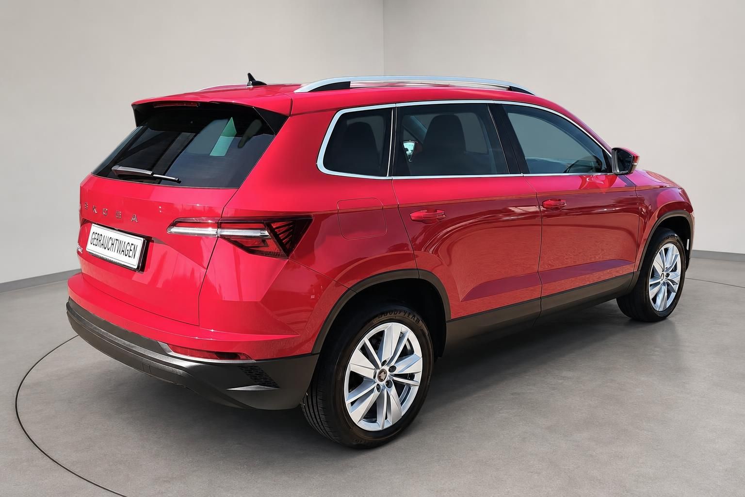 Skoda Karoq rot, Heck- und Seitenansicht des Gebrauchtwagens