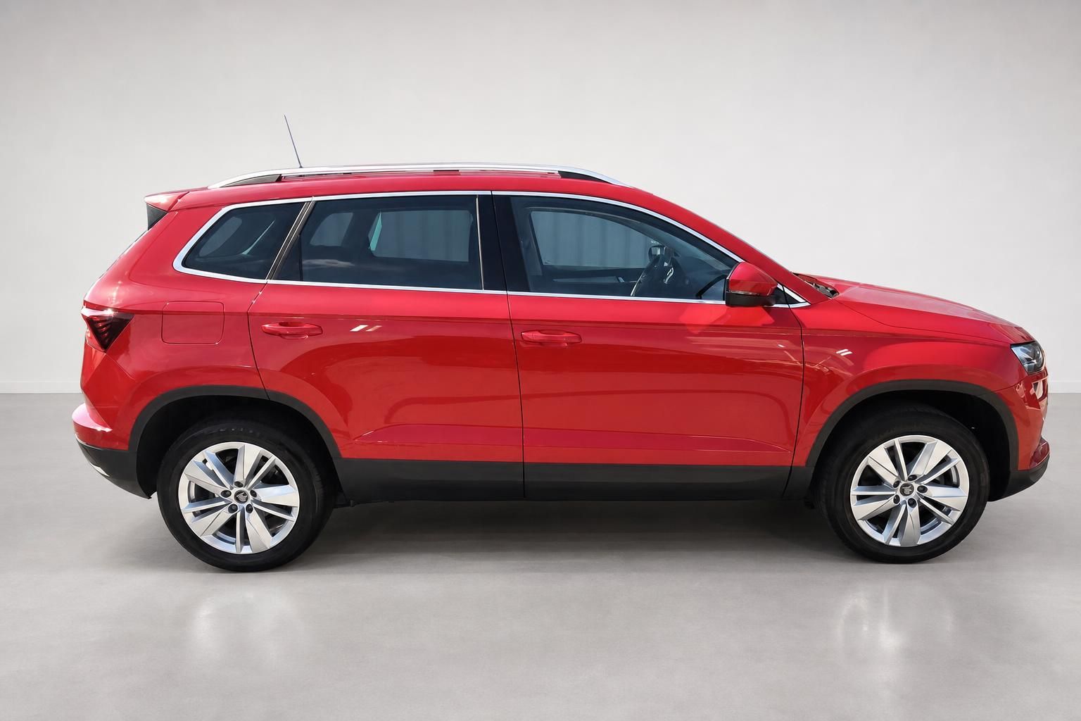 Skoda Karoq rot, Seitenansicht des Gebrauchtwagen SUV