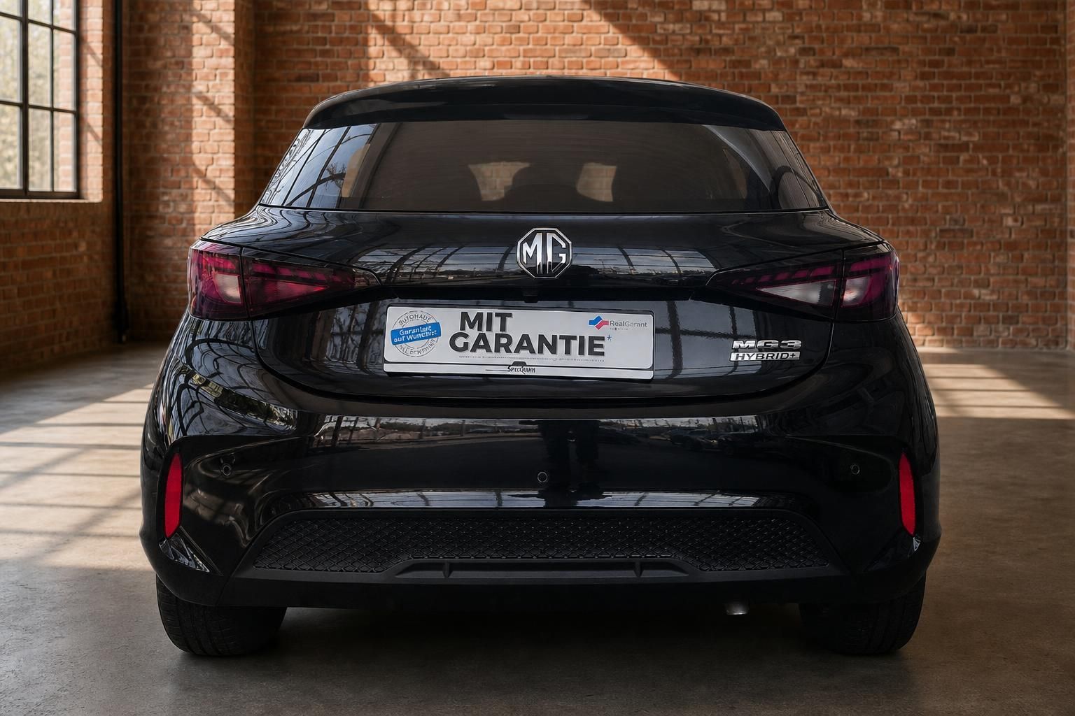 MG3 Hybrid+ schwarz Heckansicht mit Kennzeichenhalter Garantie