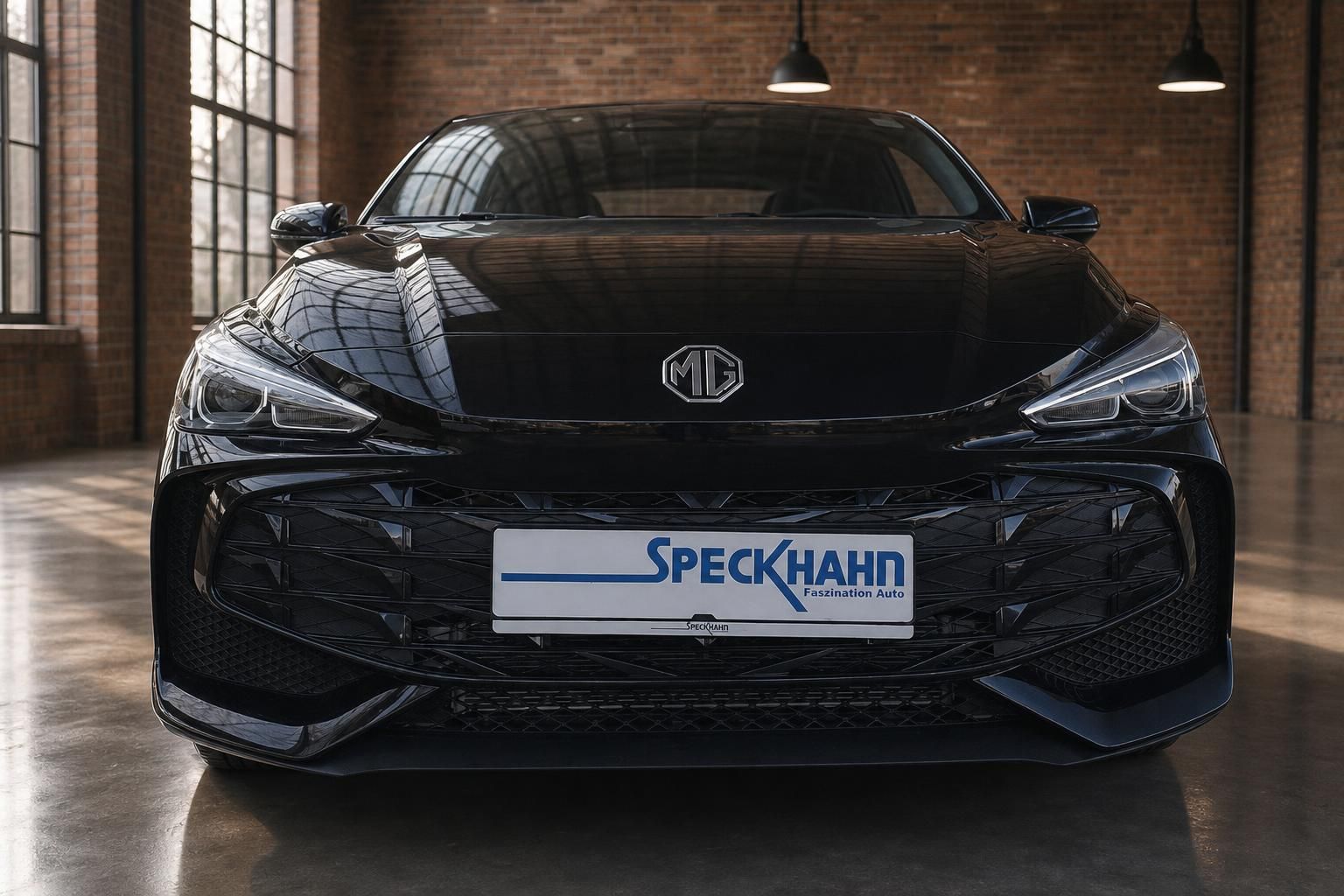 MG Neuwagen schwarz Frontansicht mit Speckhahn Kennzeichenhalter