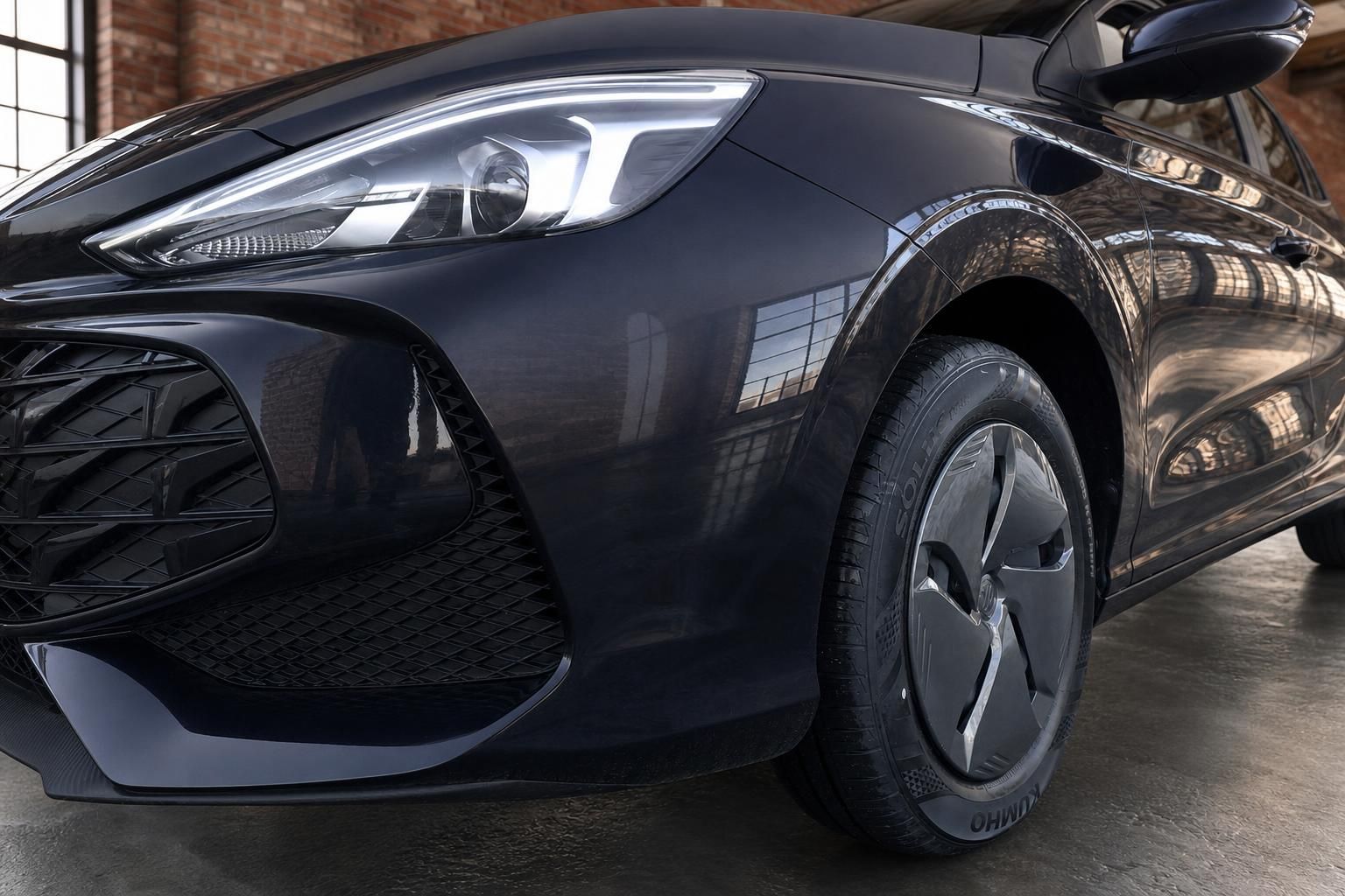 MG3 Hybrid+ schwarz Detailansicht Scheinwerfer und Felge