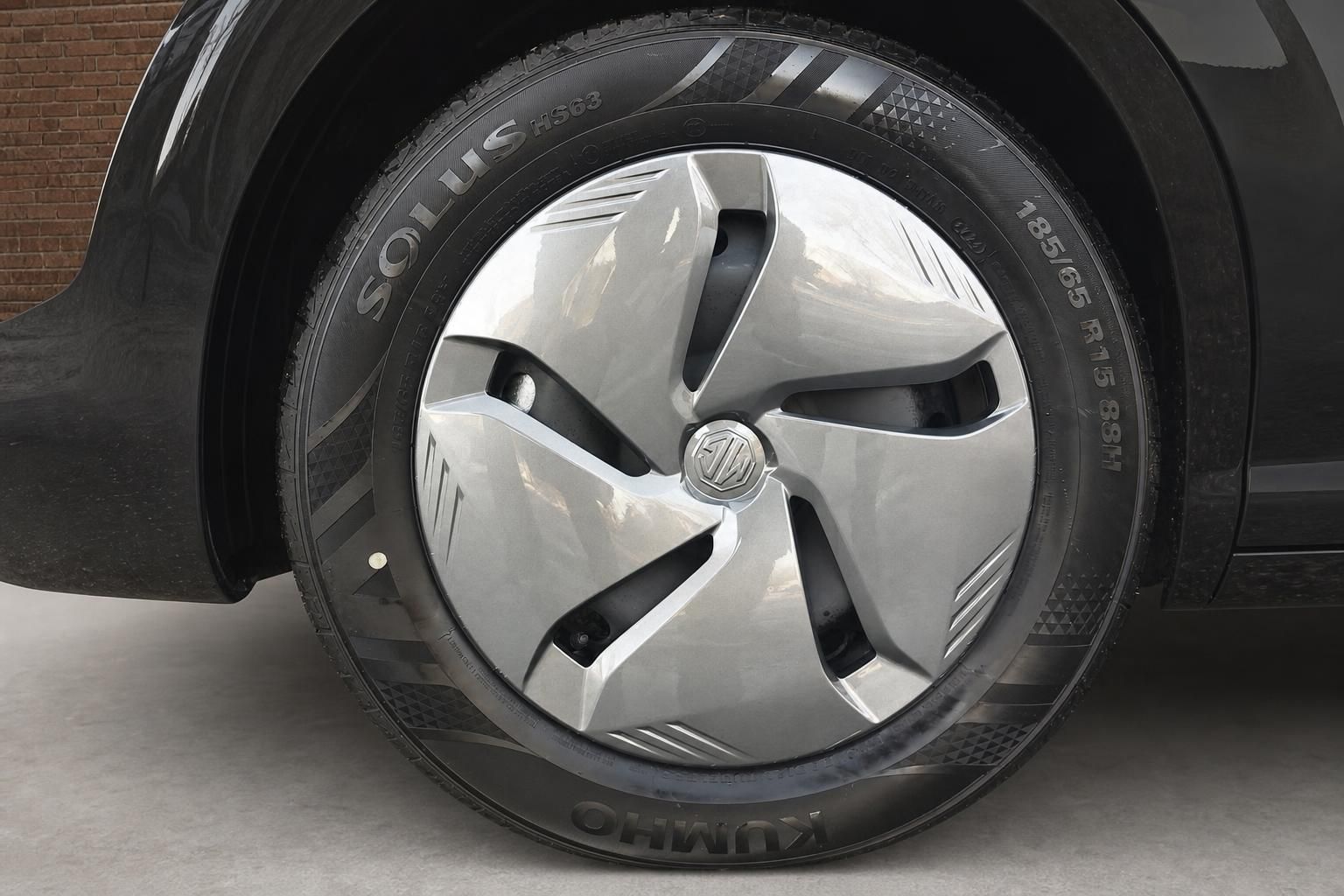 Nahaufnahme Leichtmetallfelge mit Kumho Reifen am schwarzen MG Fahrzeug