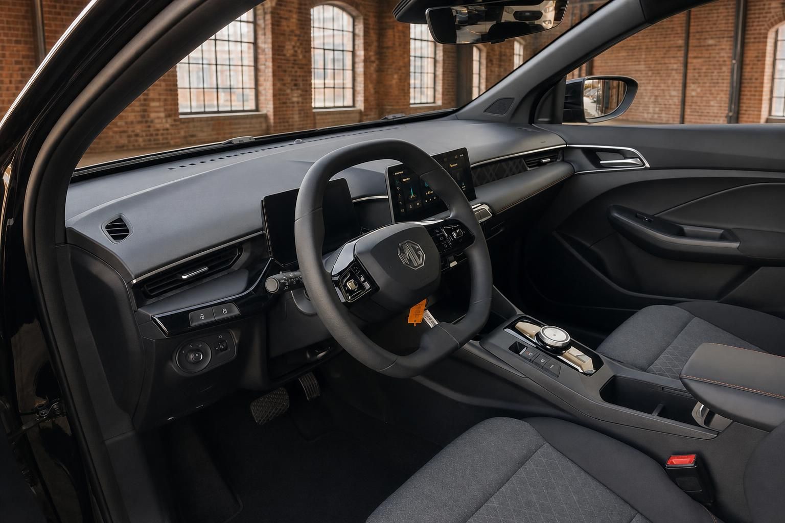 Fahrerinnenraum mit Lenkrad und Cockpit Displays im MG Fahrzeug