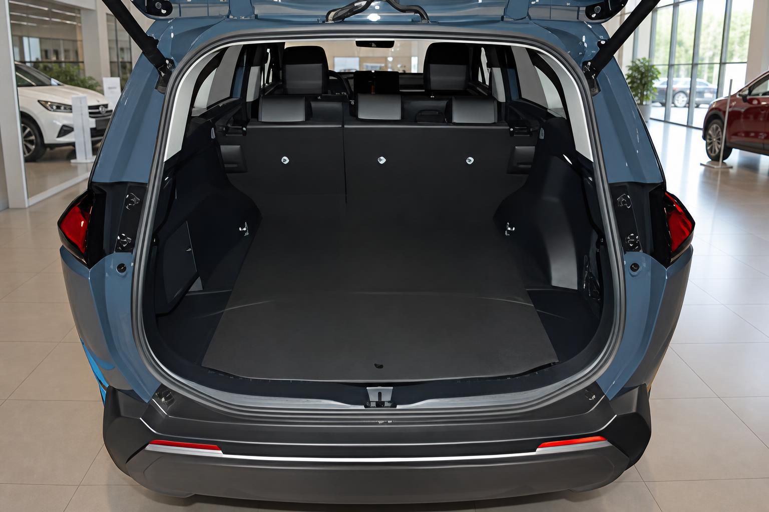 Toyota RAV4 Kofferraum geöffnet – großes Ladevolumen mit umgeklappten Rücksitzen