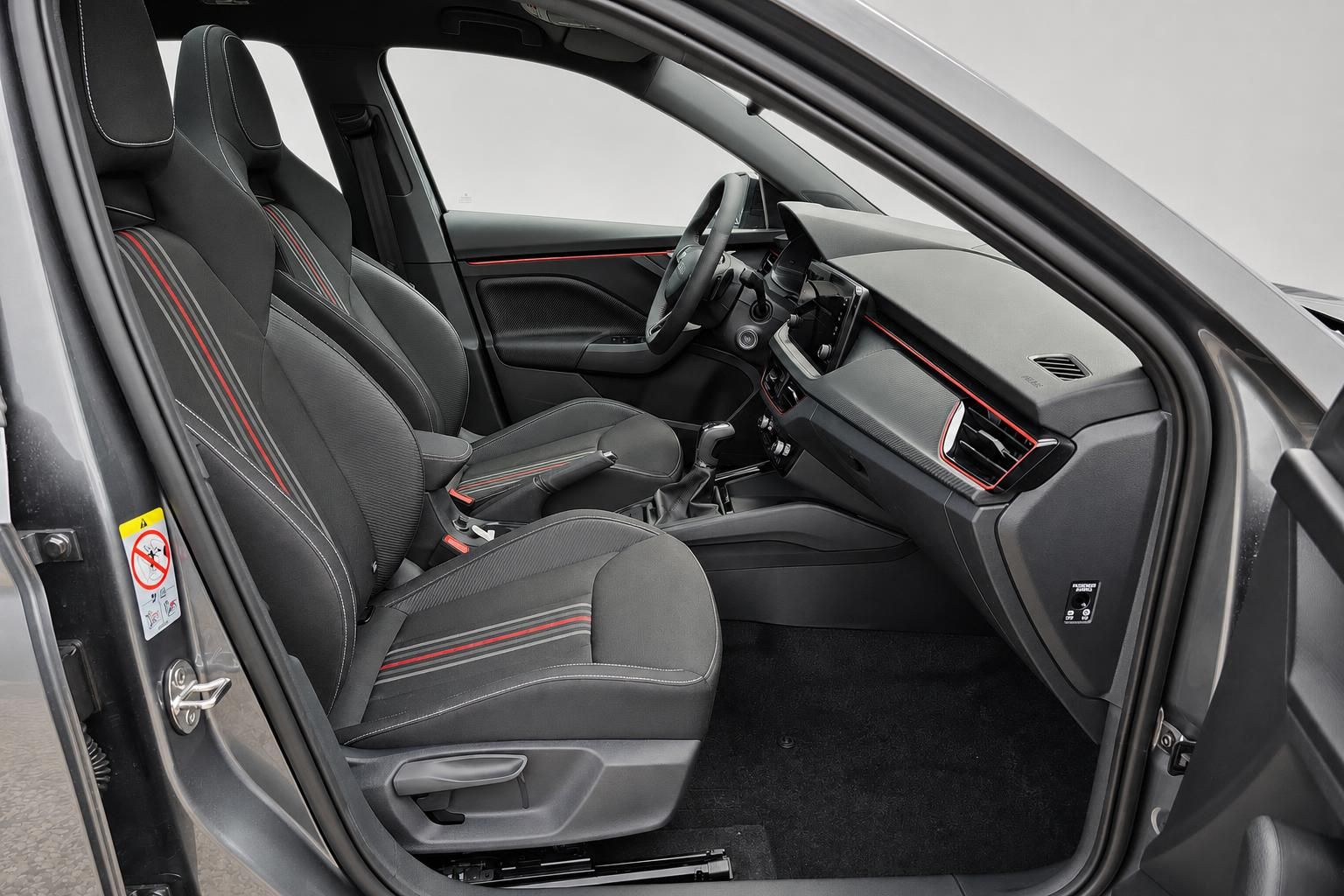 Skoda Innenraum mit Sportsitzen und roten Zierlinien, Blick durch Fahrertür