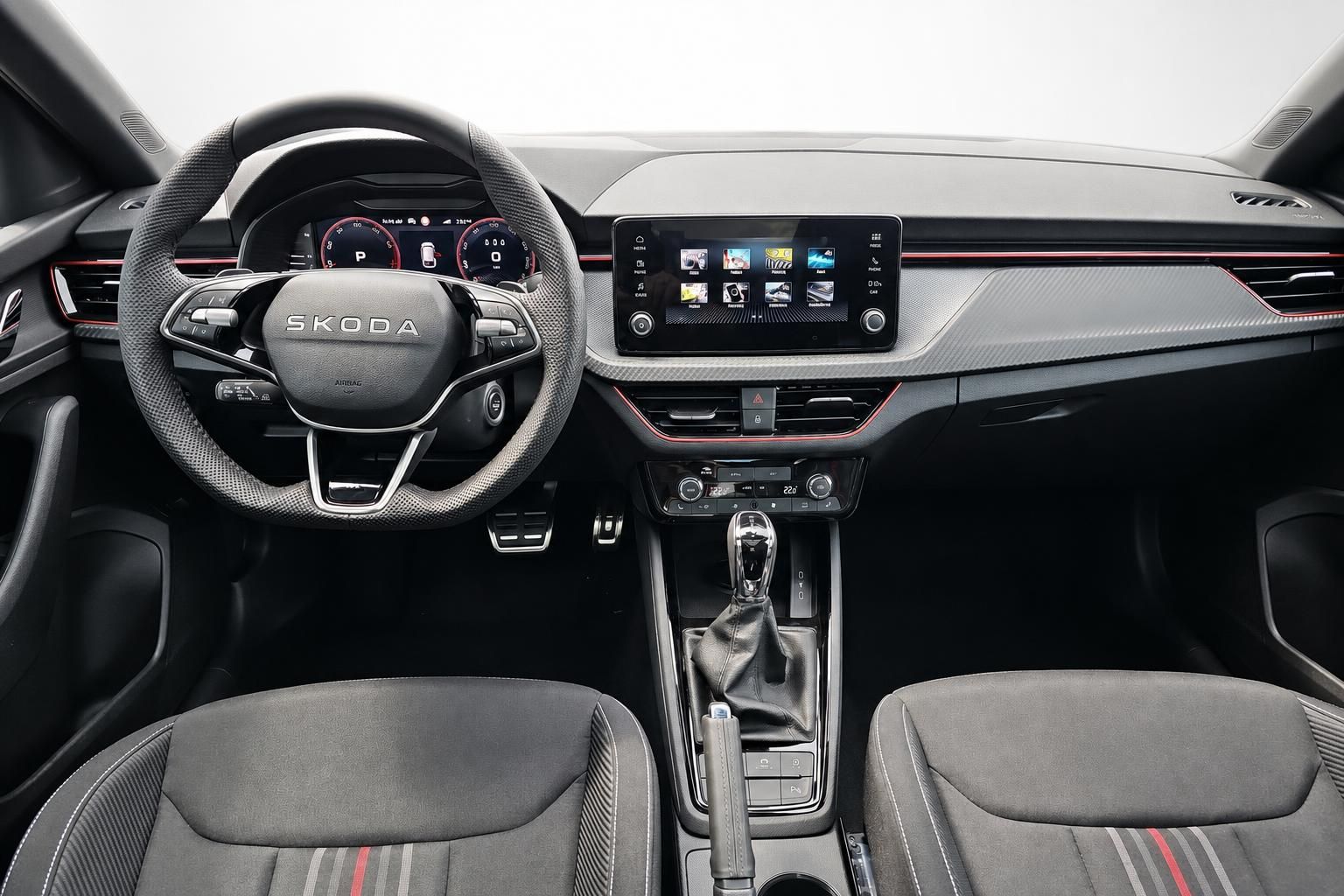 Skoda Cockpit mit Lenkrad, Digitaltacho und Infotainment-Display