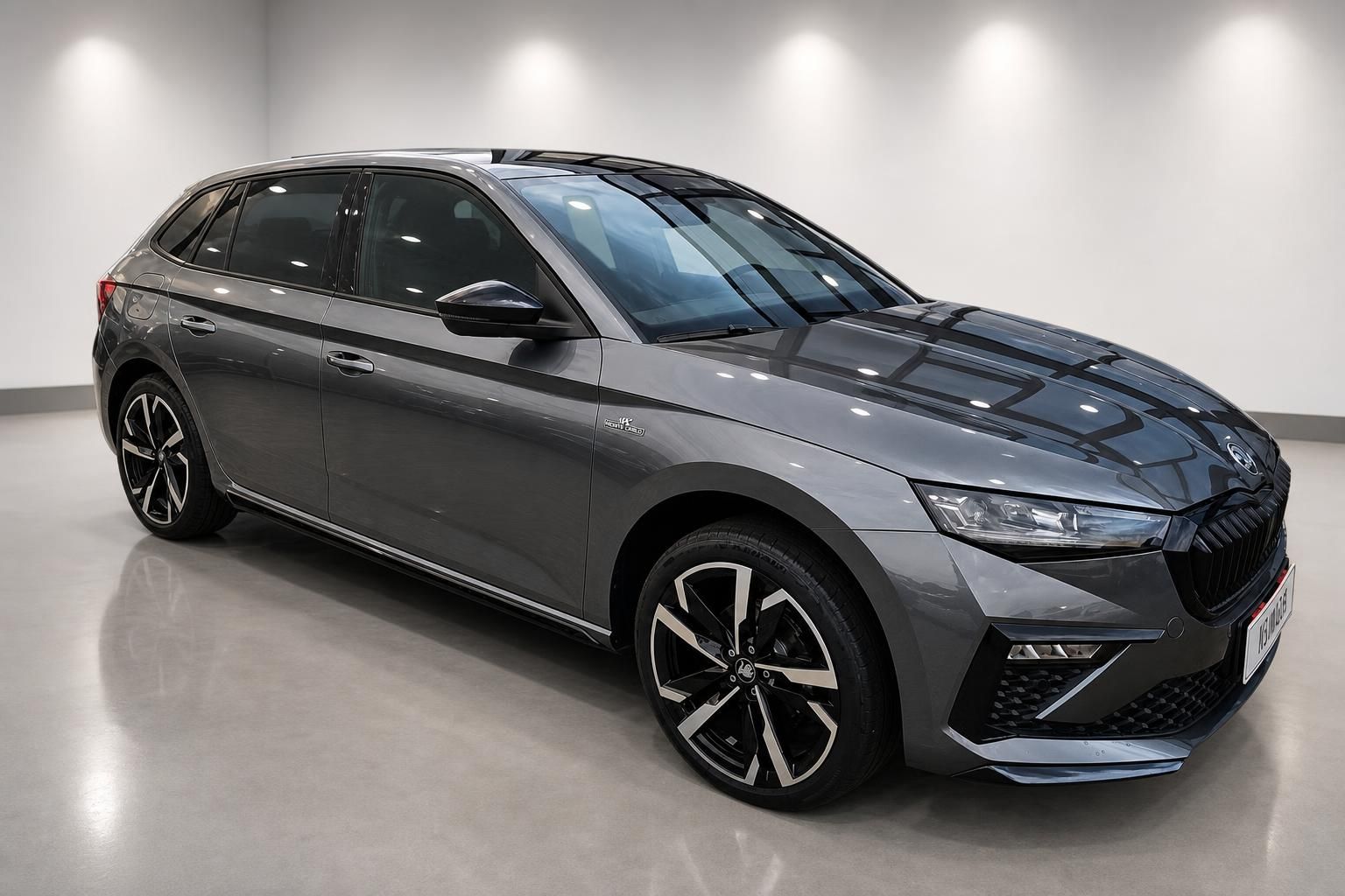 Škoda Scala Monte Carlo grau, Seitenansicht schräg im Showroom