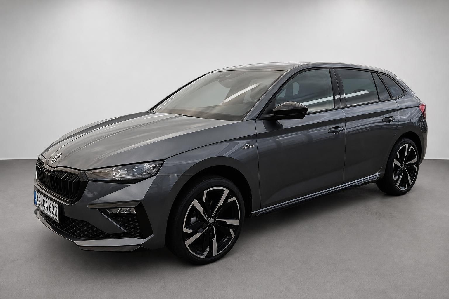 Škoda Scala Monte Carlo in Grau, Frontansicht schräg im Studio