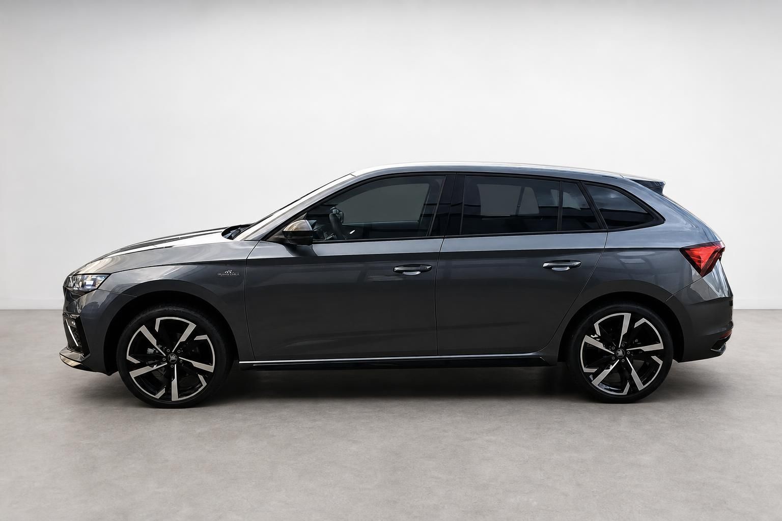 Škoda Scala in Grau, Seitenansicht mit Leichtmetallfelgen