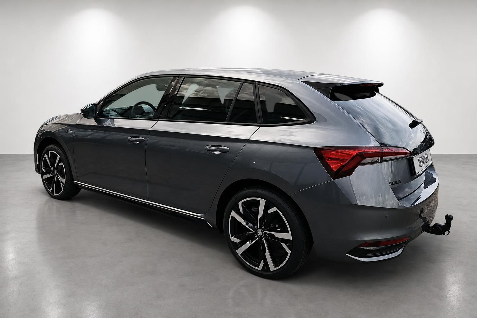 Škoda Scala grau, Heckansicht schräg mit Anhängerkupplung