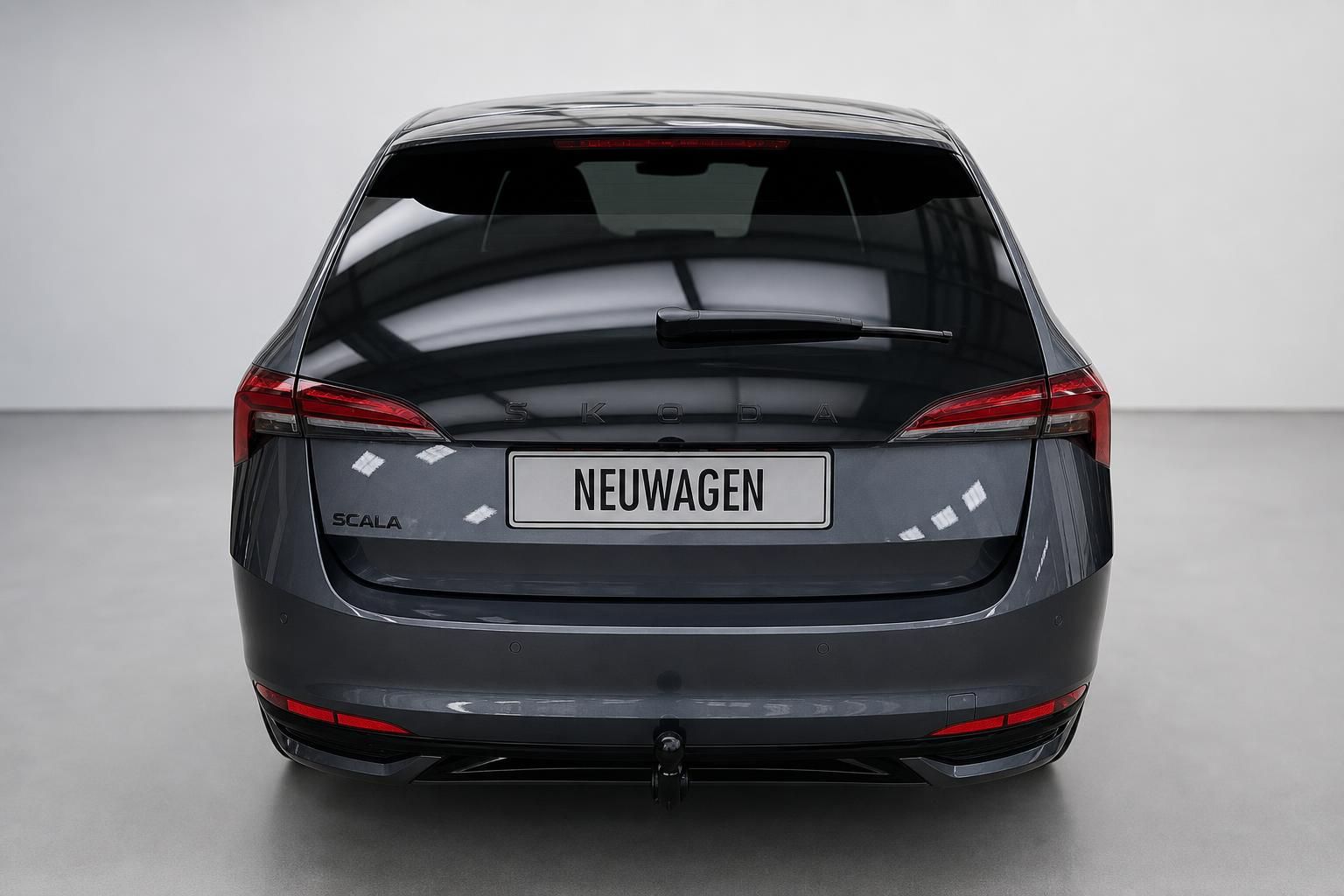 Skoda Scala Neuwagen grau, Heckansicht mit Kennzeichenschild NEUWAGEN