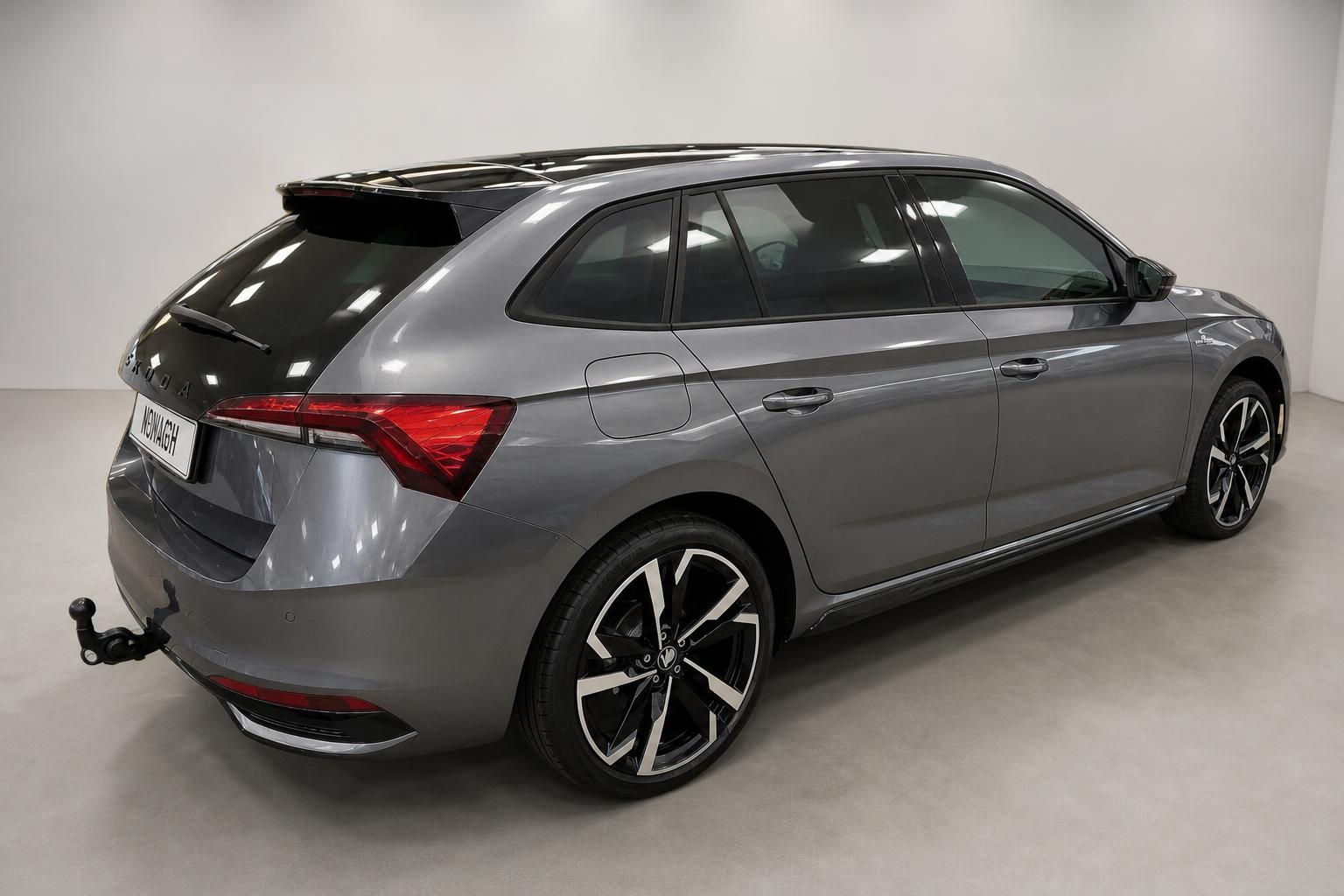 Skoda Scala Kombi grau, Heckansicht mit Anhaengerkupplung im Studio