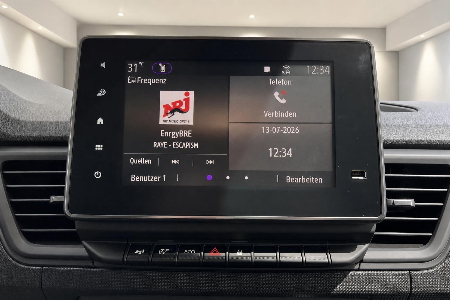 Infotainment-Display mit Radio und Telefonfunktion im Fahrzeug