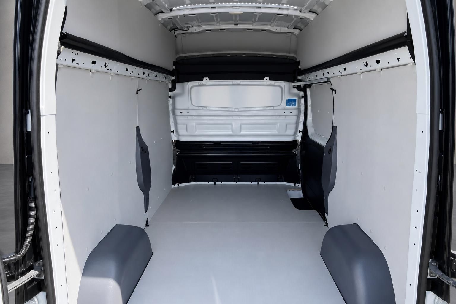 Renault Transporter Laderaum leer mit viel Stauraum