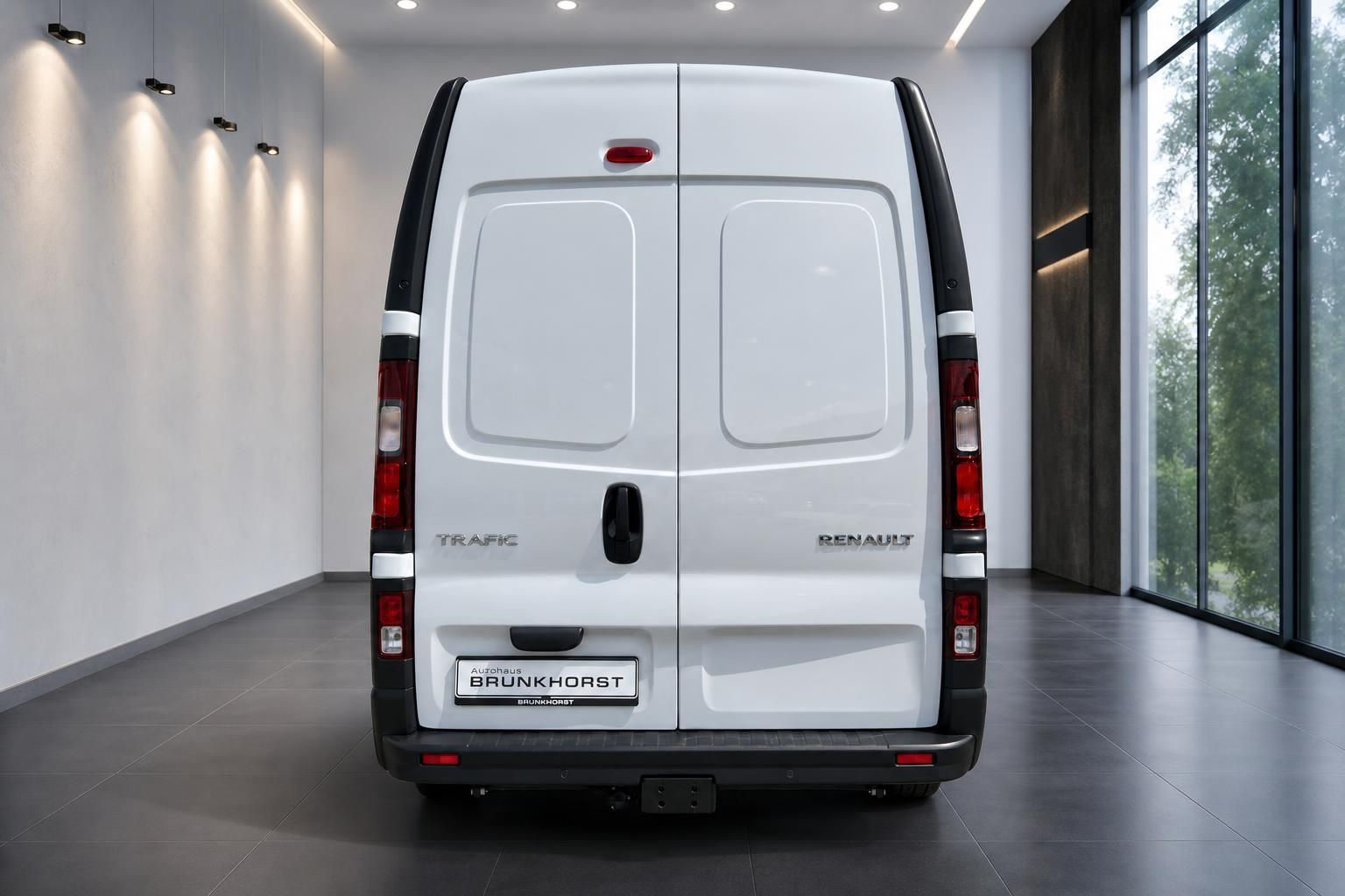 Renault Trafic weiß, Heckansicht mit geschlossenen Türen im Showroom