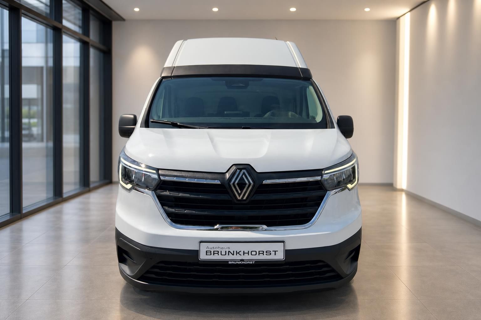 Renault Trafic Transporter weiß, Frontansicht direkt im Autohaus