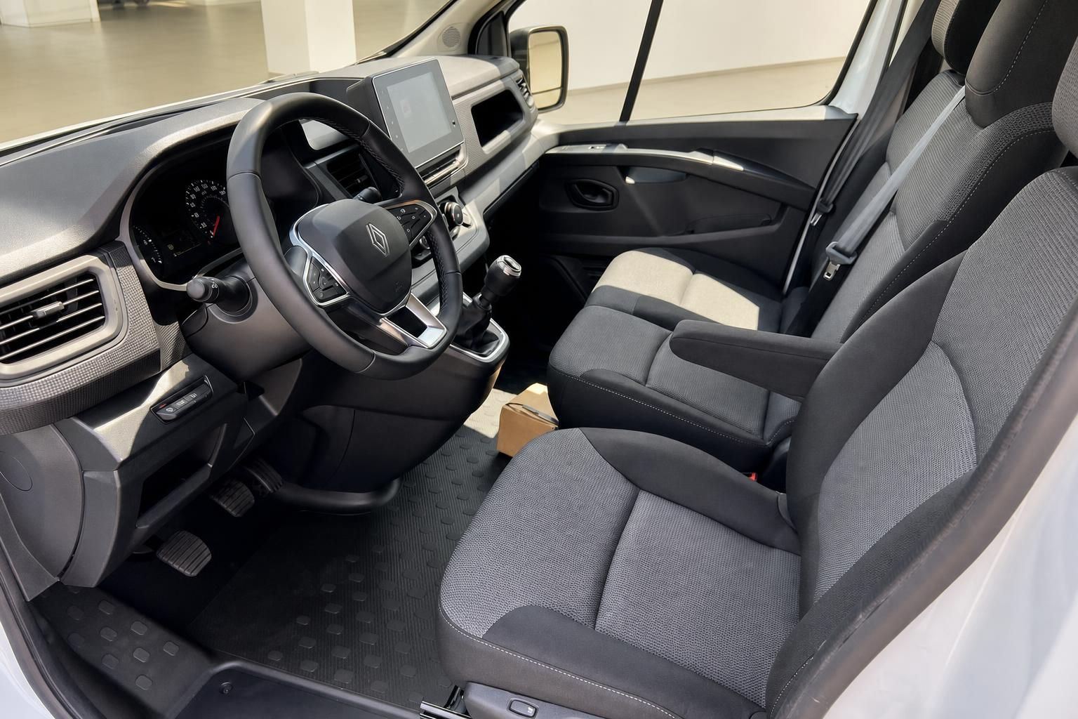 Renault Transporter Innenraum mit Cockpit und Vordersitzen