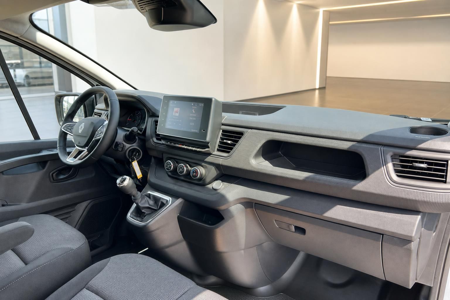Renault Trafic Cockpit Innenraum mit Lenkrad und Touchscreen