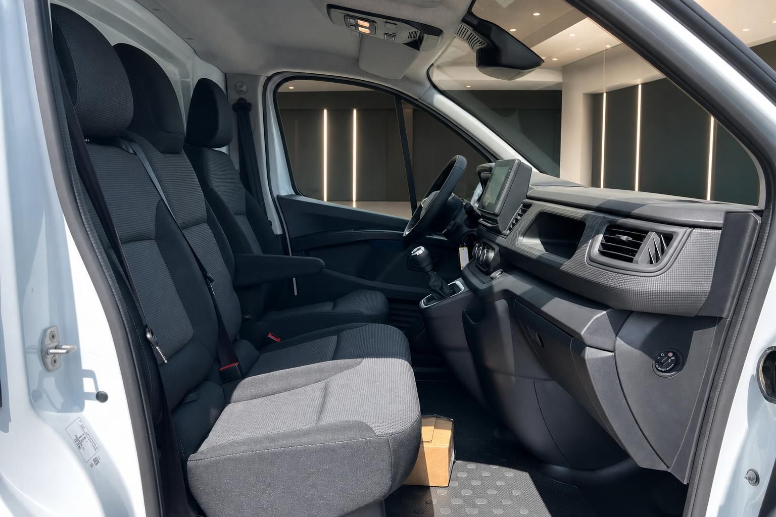 Renault Transporter Fahrerkabine mit Blick auf Sitze und Armaturenbrett