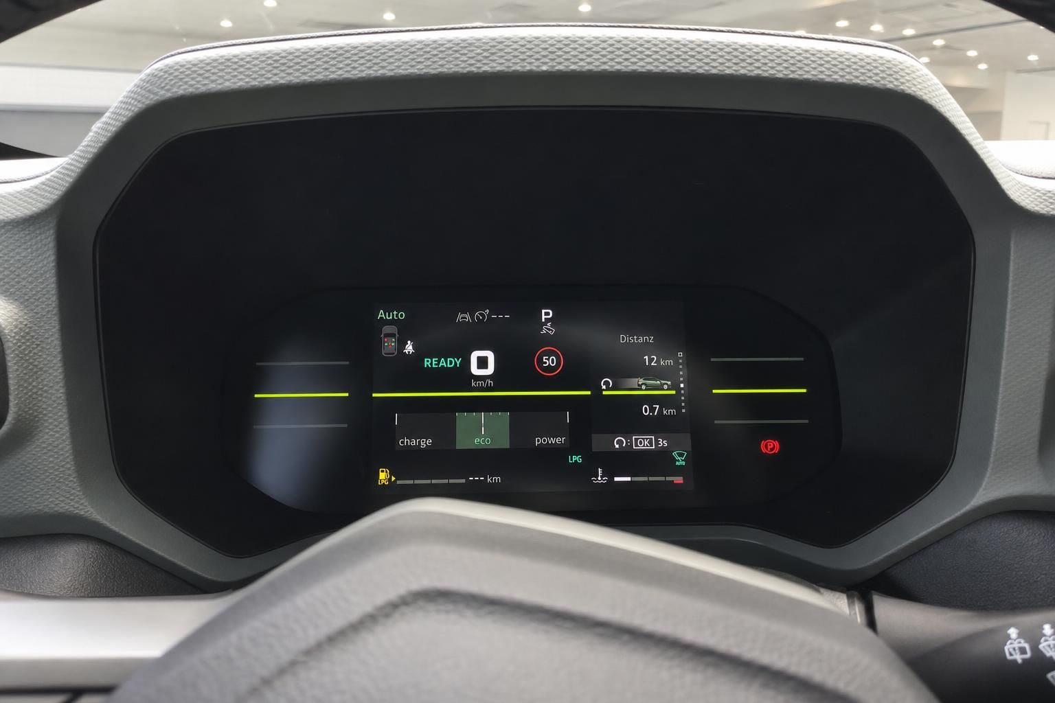 Digitales Kombiinstrument mit Tempolimit-Anzeige und Fahrmodus im Fahrzeug