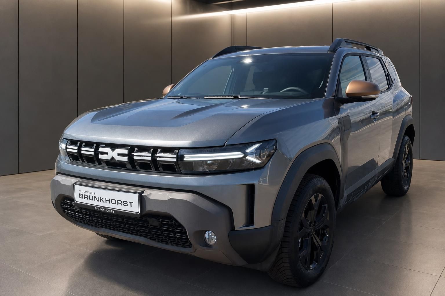 Dacia Duster grau Frontansicht schraeg im Showroom