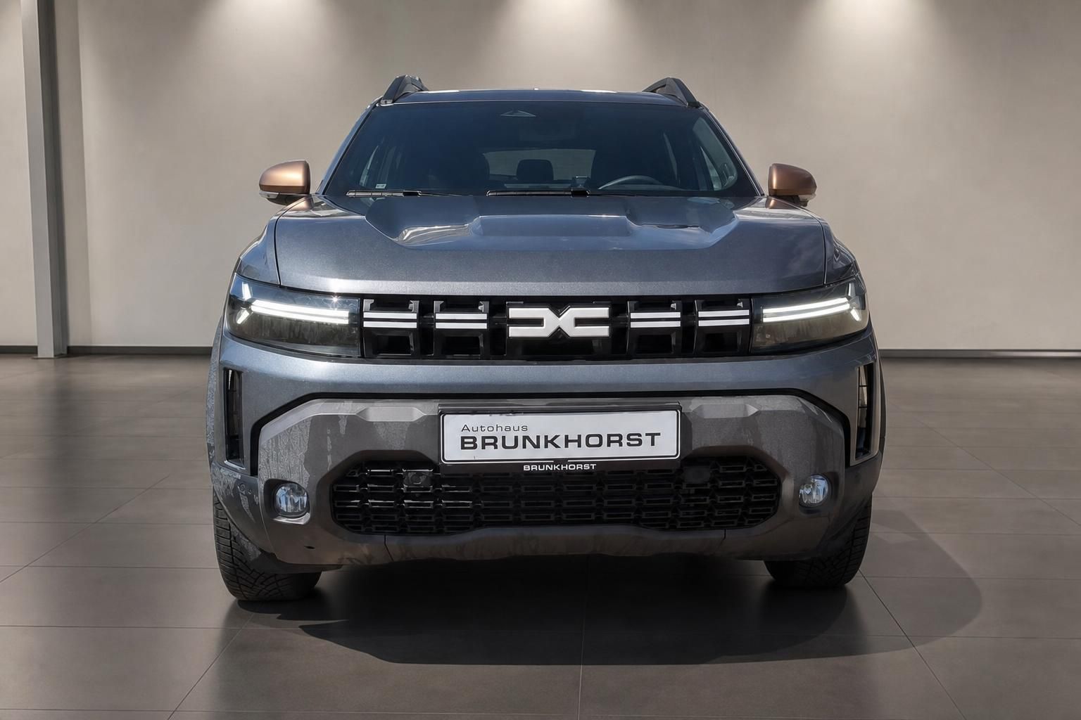 Dacia Duster Frontansicht mit LED-Scheinwerfern im Autohaus