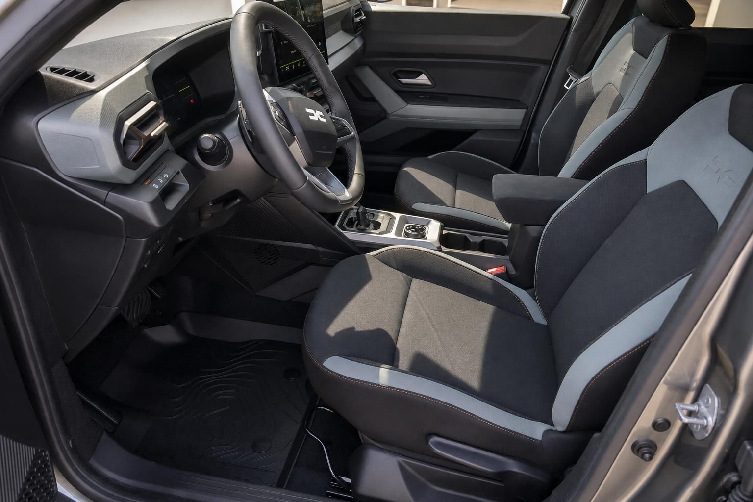Dacia Duster Innenraum Vordersitze und Cockpit im Detail