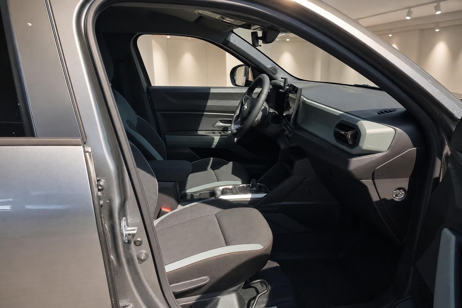 Dacia Duster Innenraum Fahrersitz und Cockpit im Detail