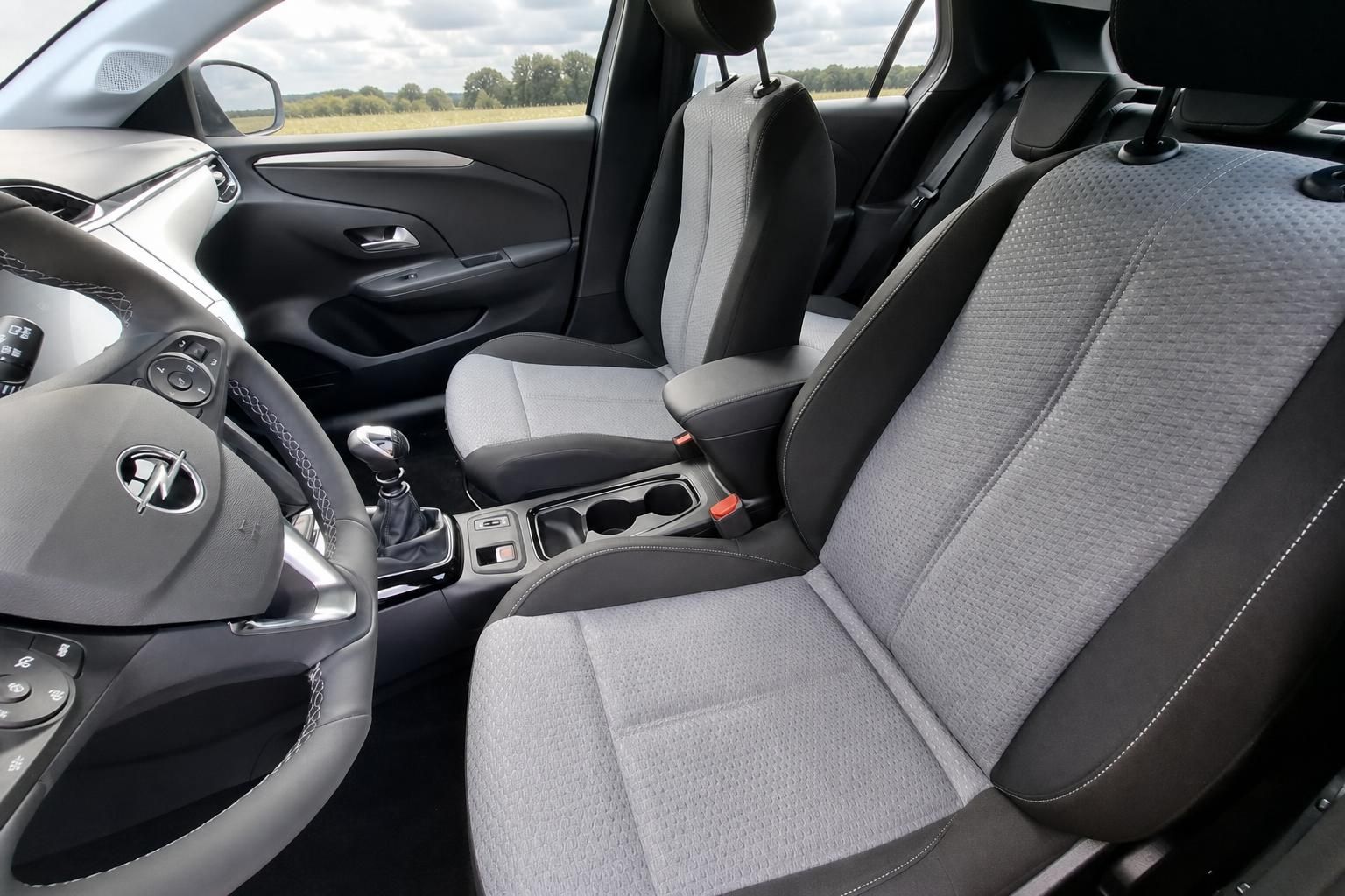 Opel Corsa Innenraum Vordersitze und Mittelkonsole