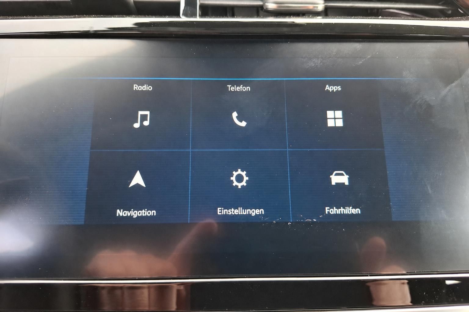 Infotainment-Display mit Radio, Telefon und Navigationsmenü im Auto
