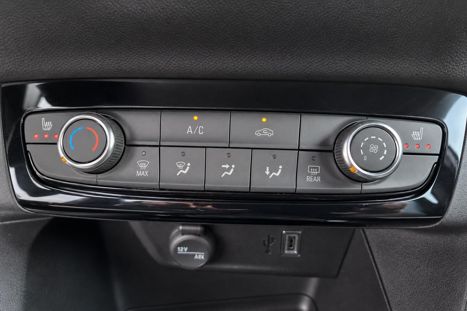 Klimabedienfeld mit Sitzheizung und USB-Anschlüssen im Fahrzeug