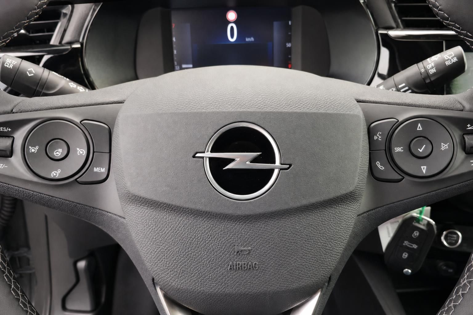 Opel Lenkrad mit Bedienelementen und Tacho im Cockpit