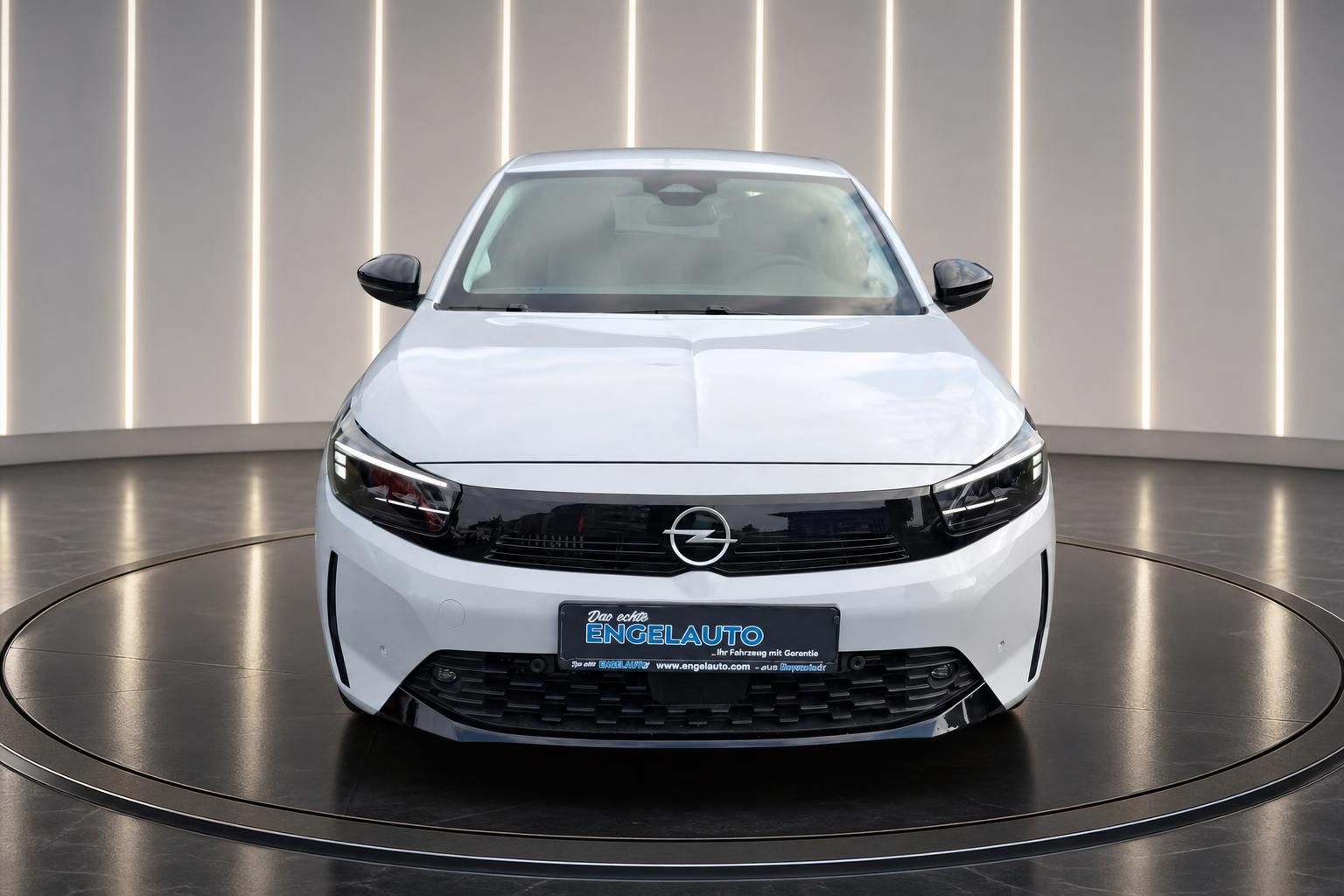 Opel Corsa weiß Frontansicht mit Kennzeichenhalter Engelauto