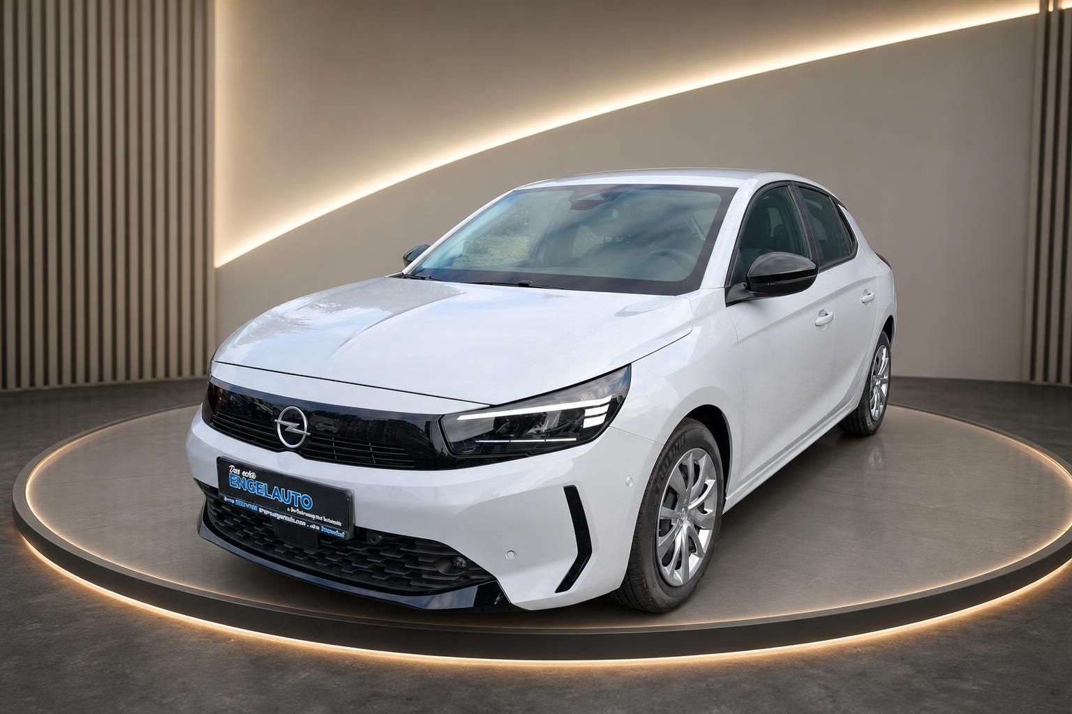 Opel Corsa weiß Front- und Seitenansicht im Autohaus