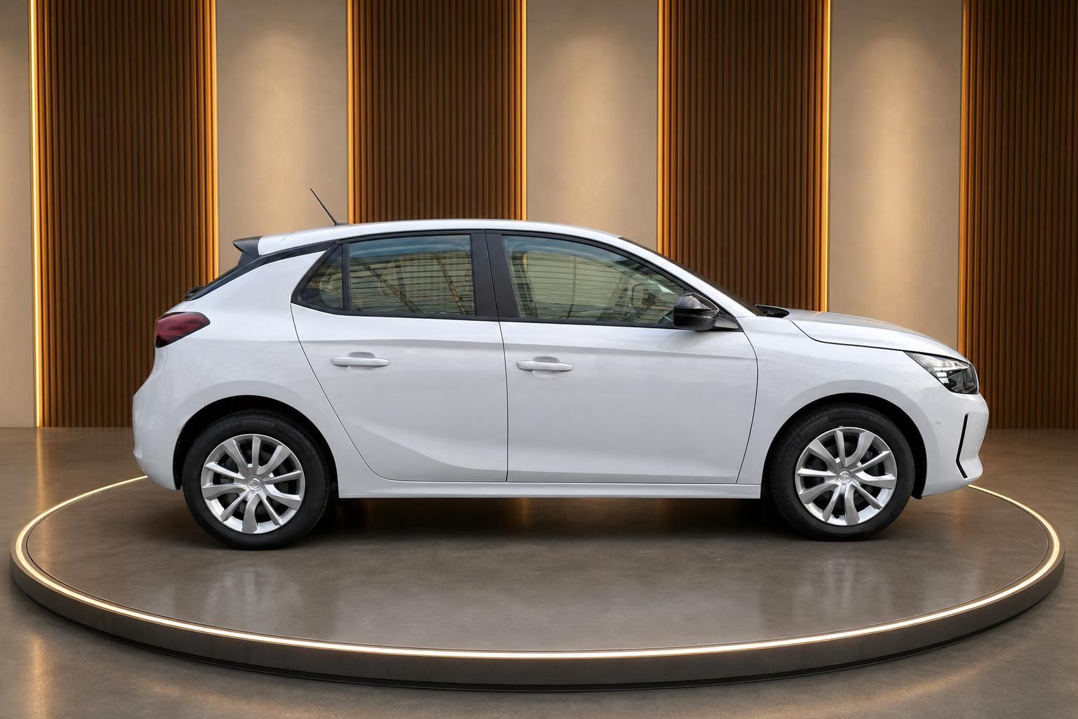 Opel Corsa weiß Seitenansicht auf Drehbühne im Autohaus