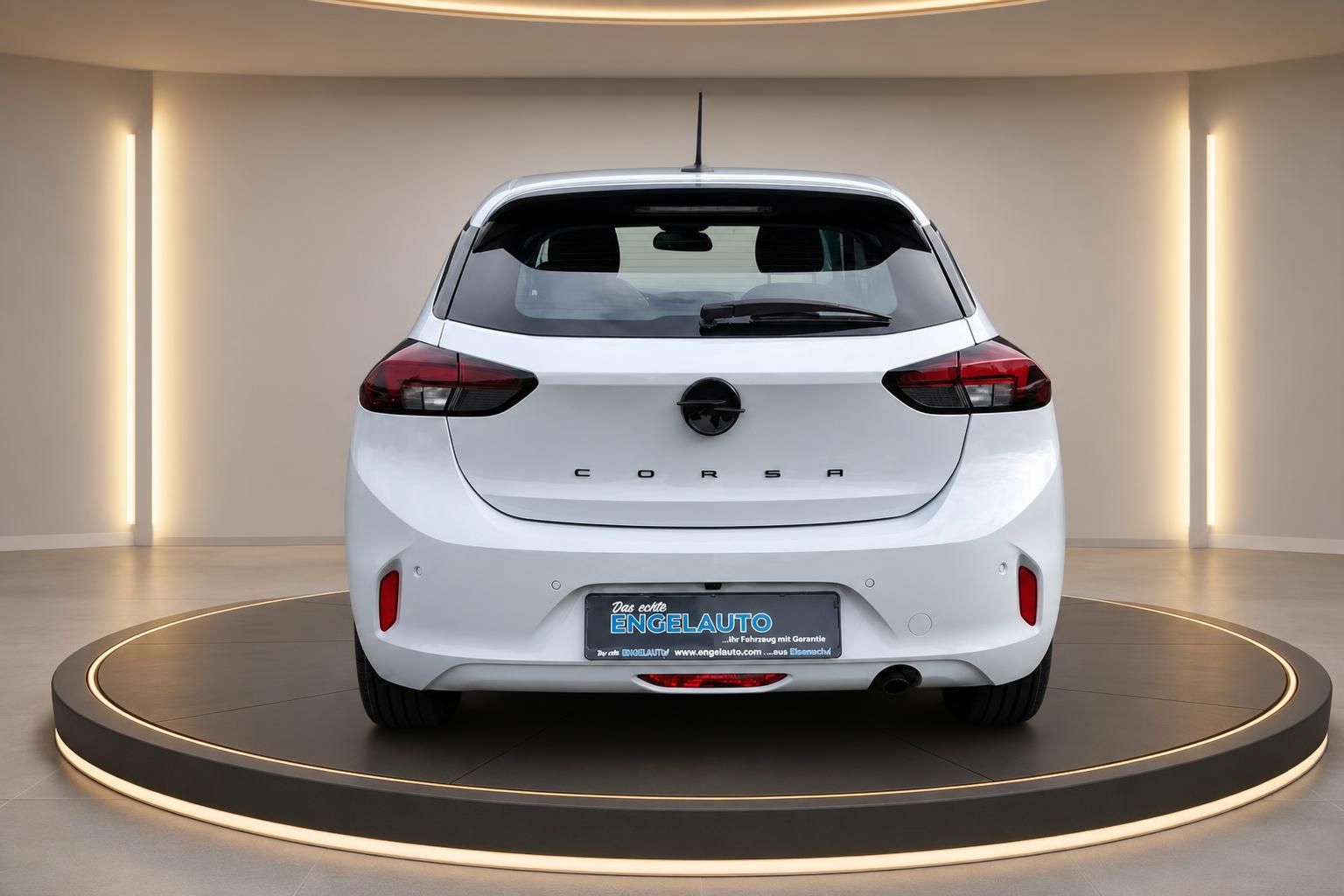 Opel Corsa weiß Heckansicht mit Kennzeichenhalter Engelauto