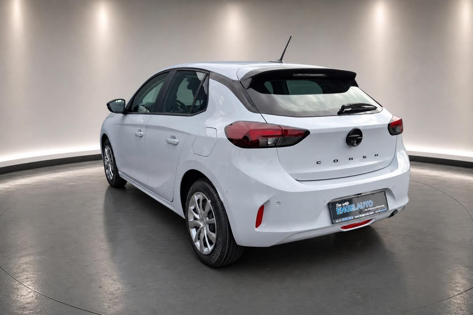 Opel Corsa weiß Heckansicht im Autohaus Studio