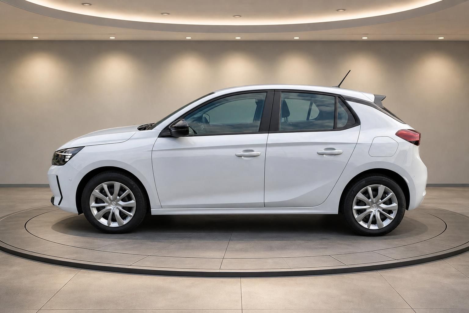 Opel Corsa weiß Seitenansicht im Showroom
