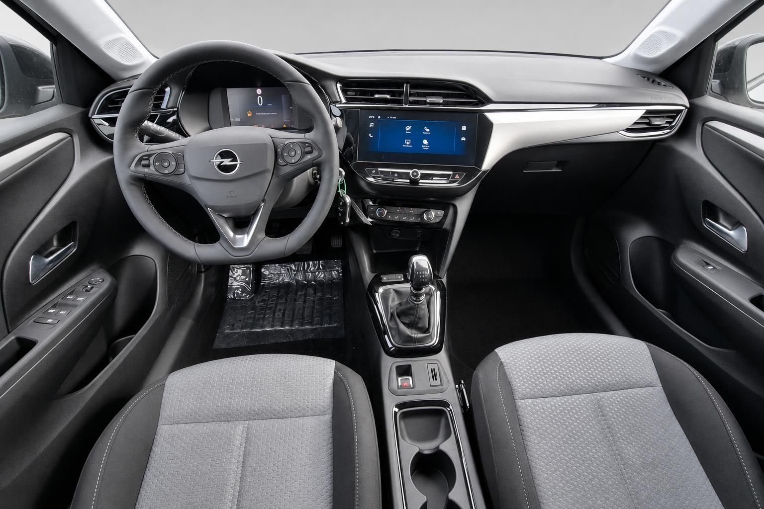 Opel Corsa Innenraum mit Cockpit und Lenkrad Ansicht