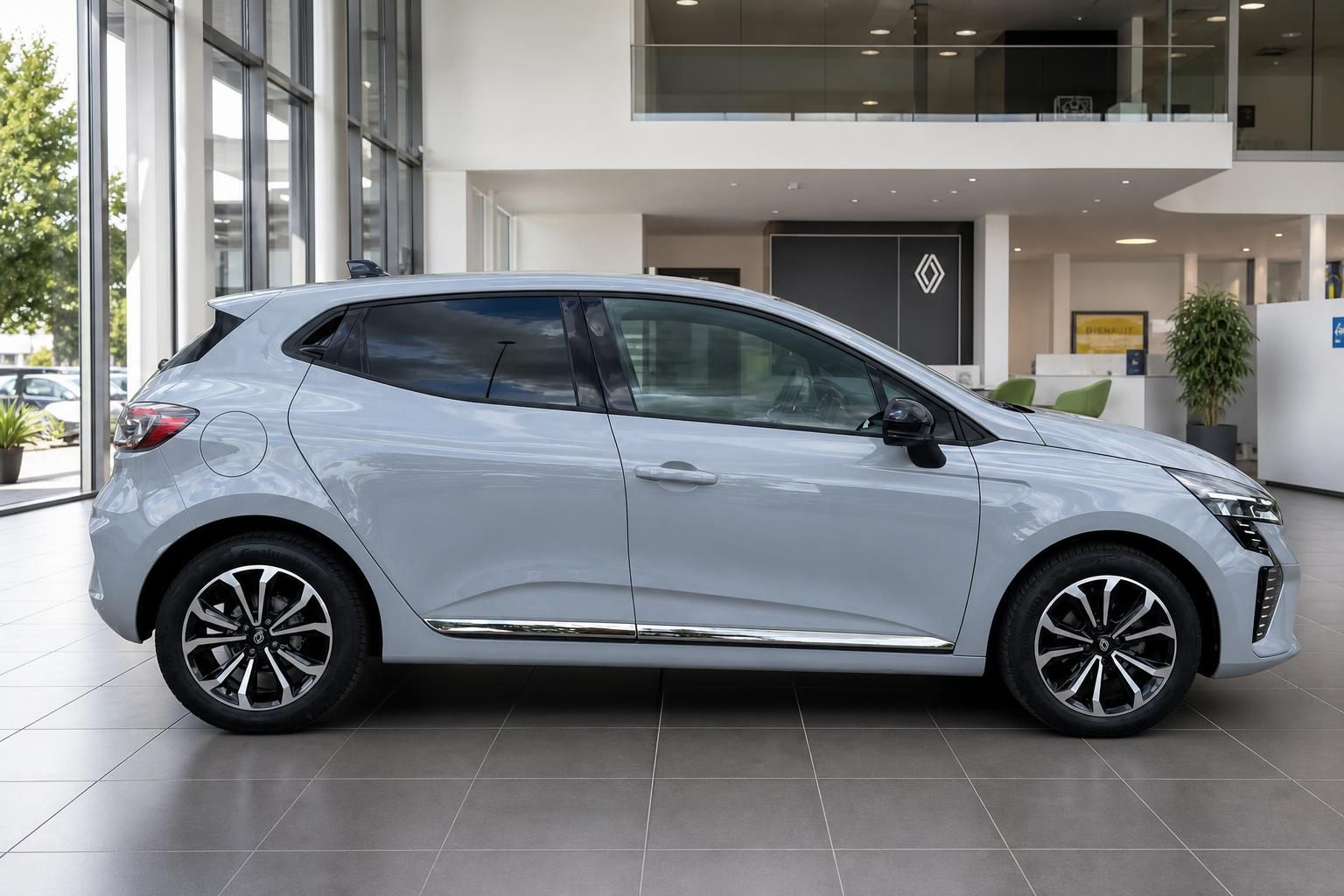 Renault Clio Seitenansicht in Silber im Autohaus Showroom