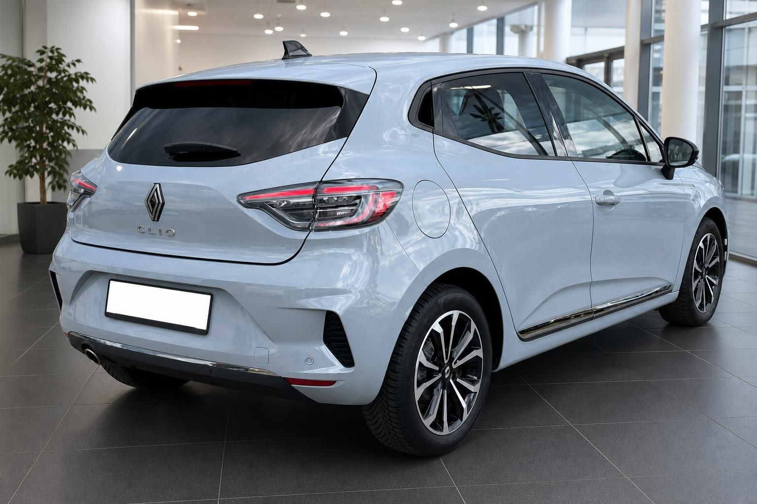 Renault Clio Heckansicht in Weiss, Ruecklichter im Autohaus