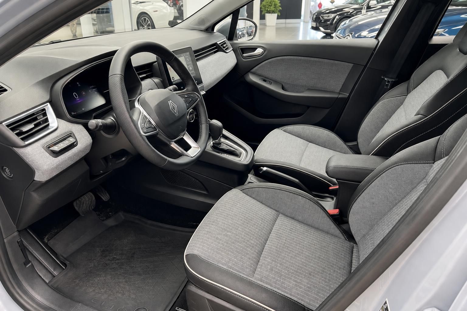 Renault Clio Innenraum mit Cockpit und Vordersitzen im Detail