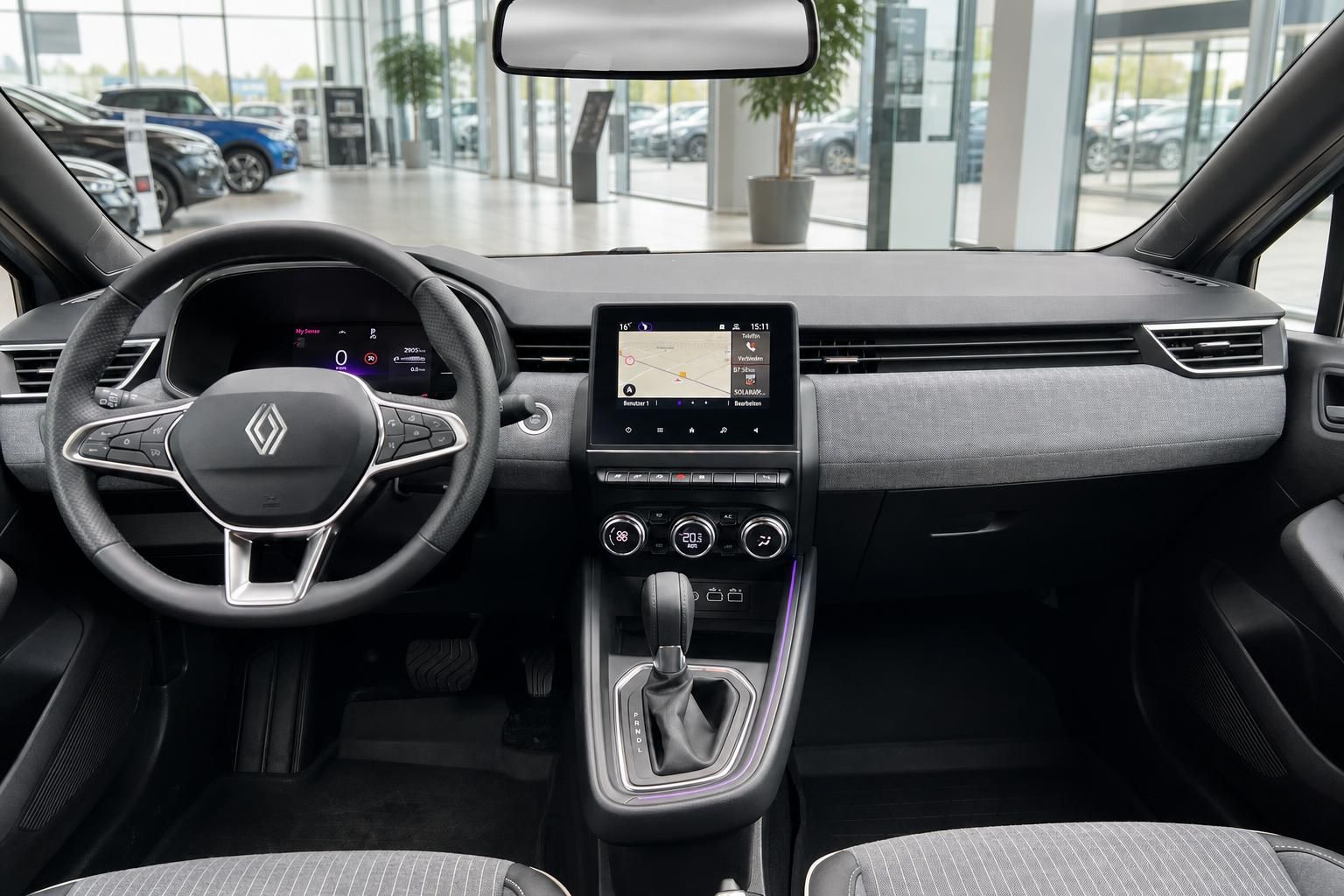 Renault Innenraum mit Cockpit, Lenkrad und Navigationssystem im Detail