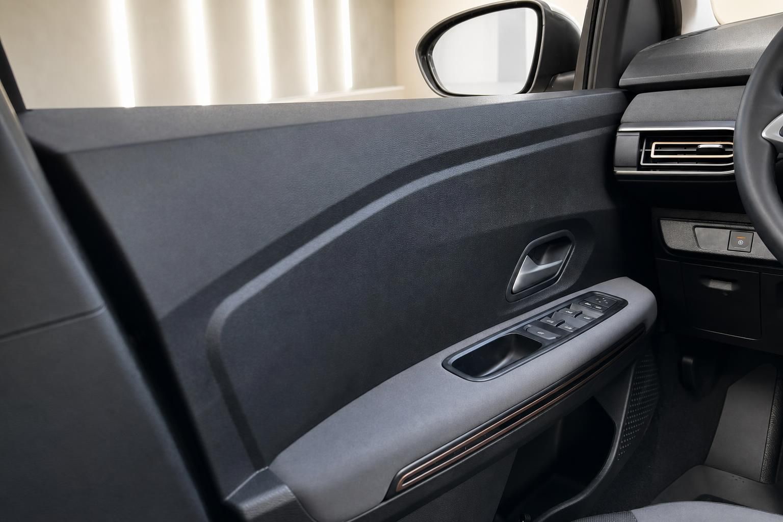 Fahrzeugtür innen mit elektrischen Fensterhebern und Türgriff